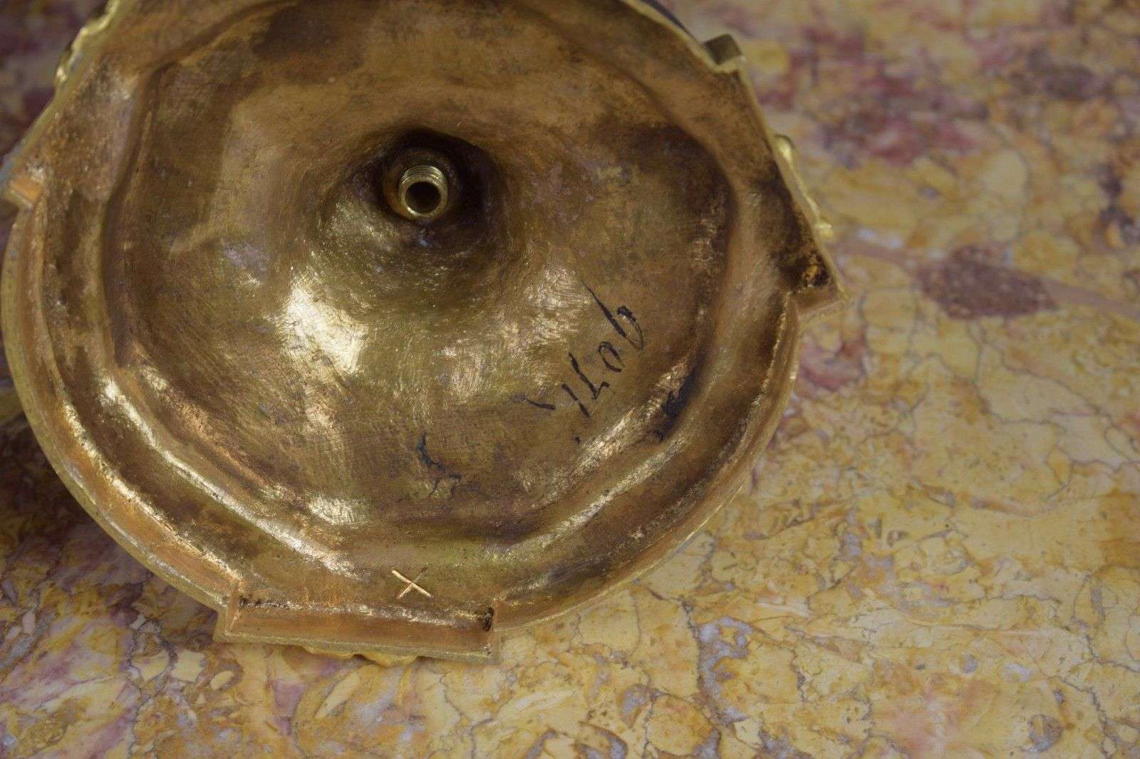 Paar vergoldete Louis XV Bronze Leuchter Kandelaber Beisteller Paris um 1860 – Detail