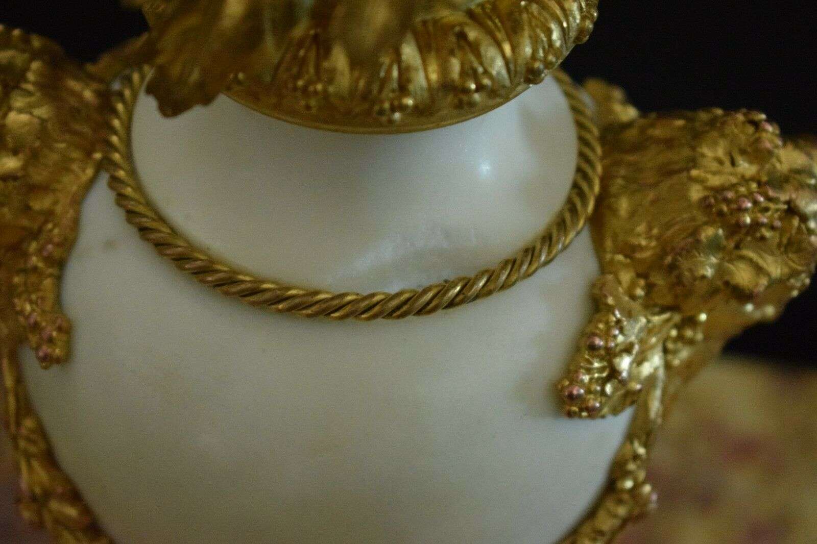 Paar vergoldete Louis XVI Bronze Kerzenleuchter Beisteller Kandelaber um 1890 – Detail