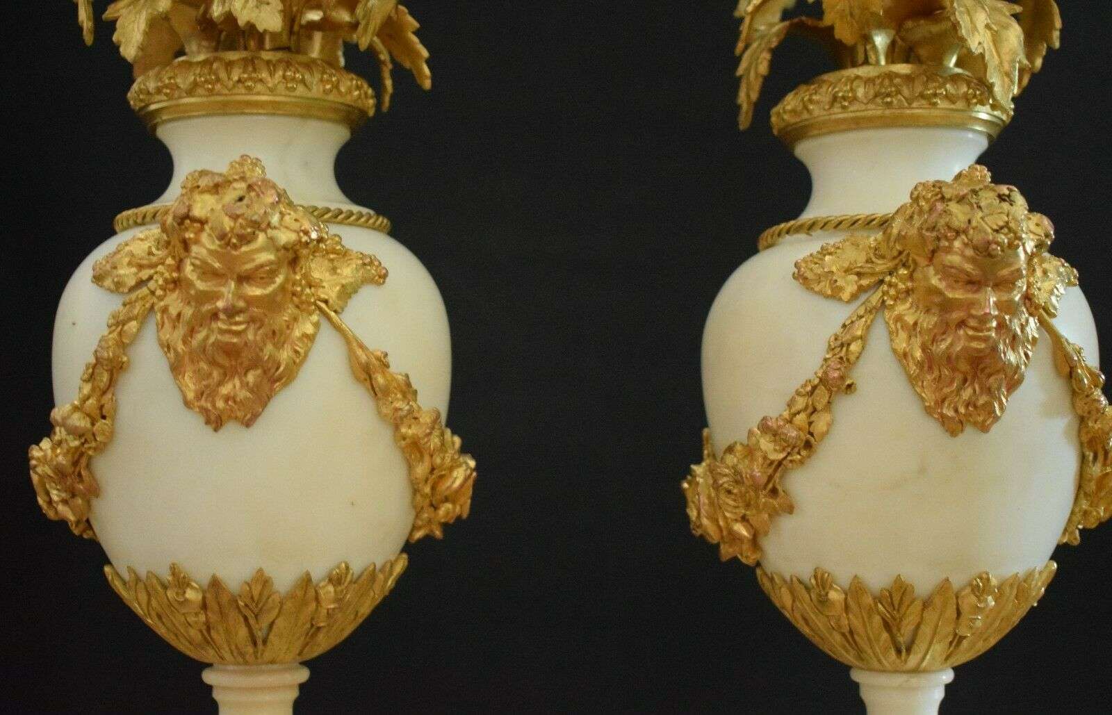 Paar vergoldete Louis XVI Bronze Kerzenleuchter Beisteller Kandelaber um 1890 – Detail