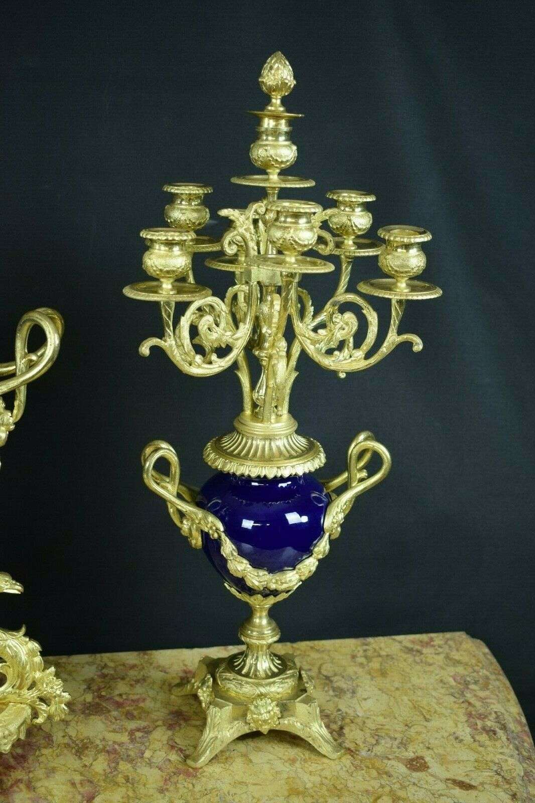 Vergoldete Historismus Bronze Pendule Kaminuhr Garnitur Leuchter Mougin um 1890 – Detail