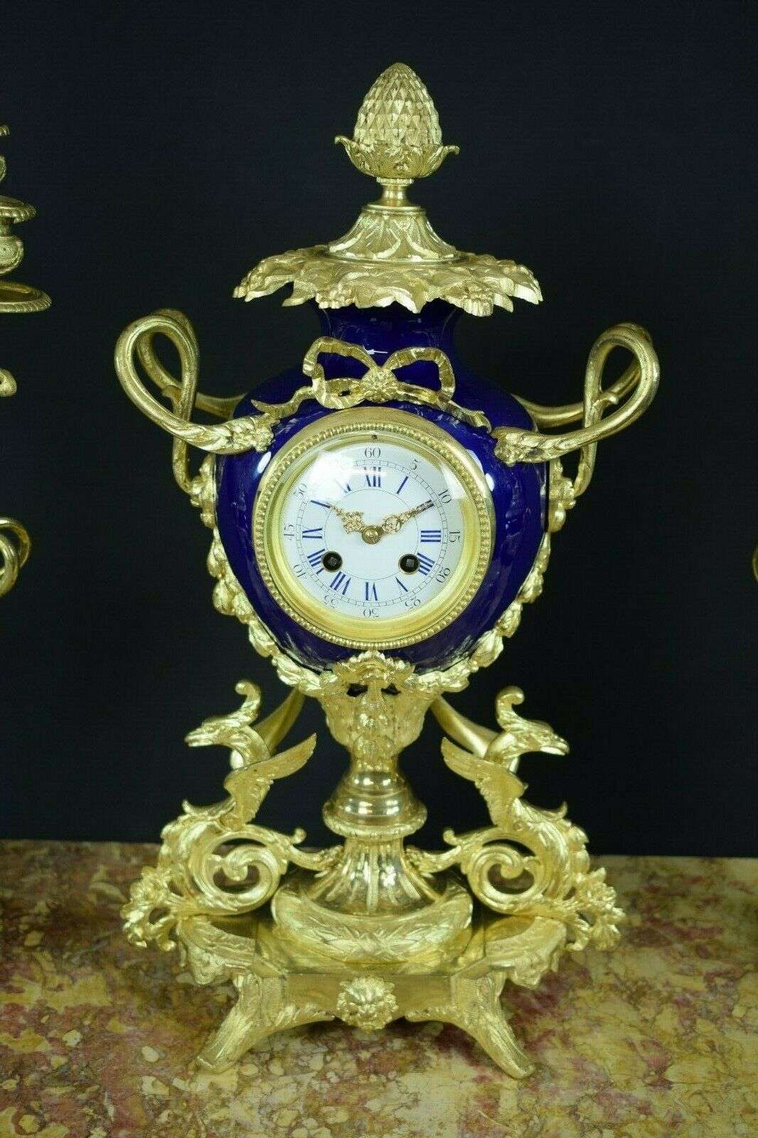 Vergoldete Historismus Bronze Pendule Kaminuhr Garnitur Leuchter Mougin um 1890 – Detail