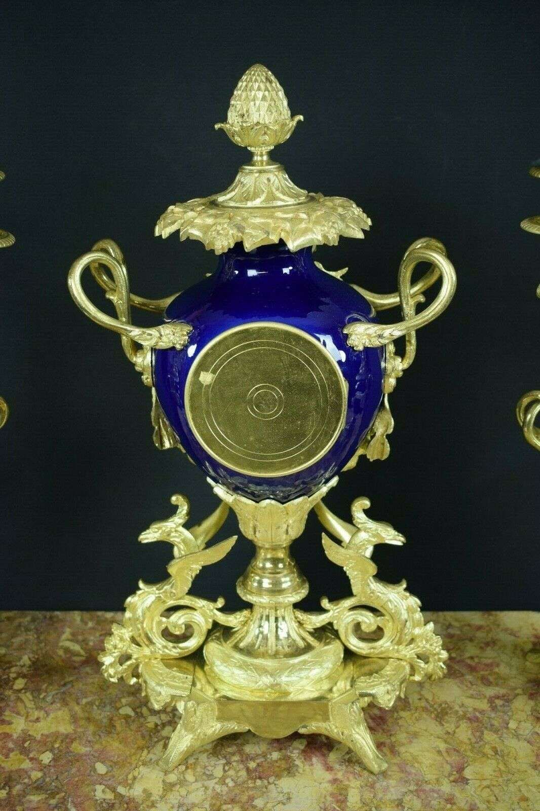 Vergoldete Historismus Bronze Pendule Kaminuhr Garnitur Leuchter Mougin um 1890 – Detail