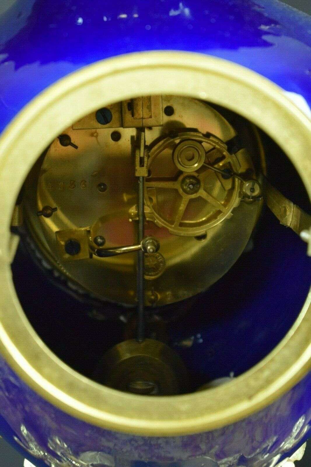 Vergoldete Historismus Bronze Pendule Kaminuhr Garnitur Leuchter Mougin um 1890 – Detail