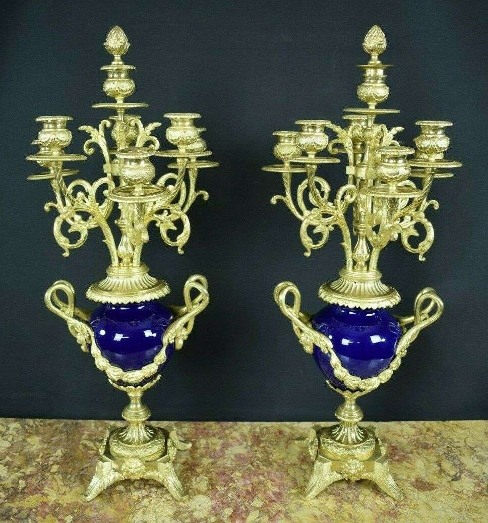 Vergoldete Historismus Bronze Pendule Kaminuhr Garnitur Leuchter Mougin um 1890 – Detail