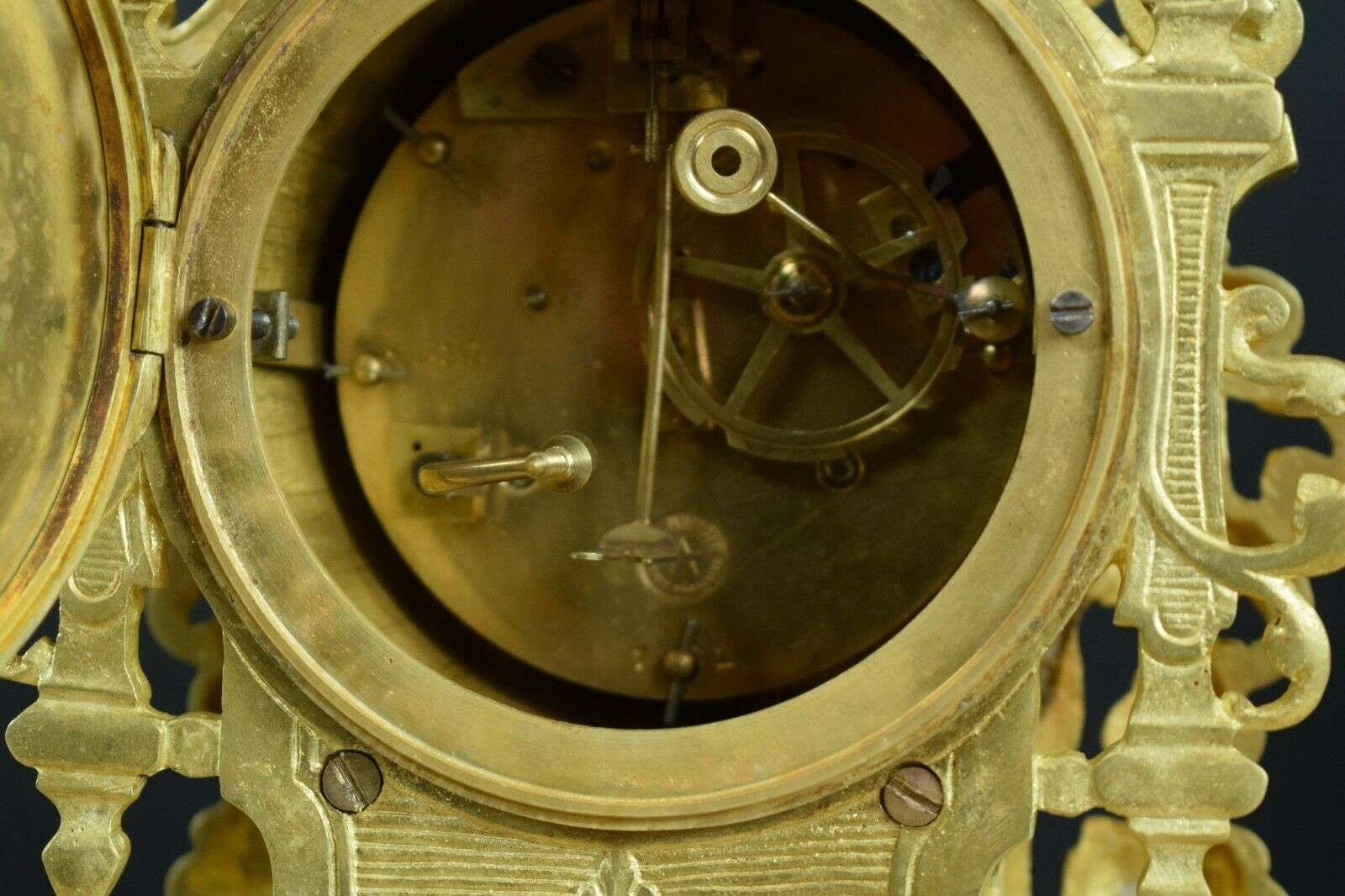 Pendule Kaminuhr Tischuhr Garnitur Gründerzeit um 1880 aus Messing AD Mougin VERKAUFT !!! – Detail