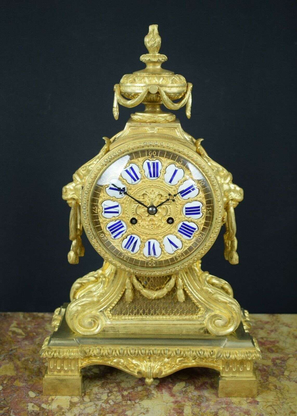 Pendule Kaminuhr Tischuhr Gründerzeit um 1870 aus vergoldeter Bronze – Vorderansicht