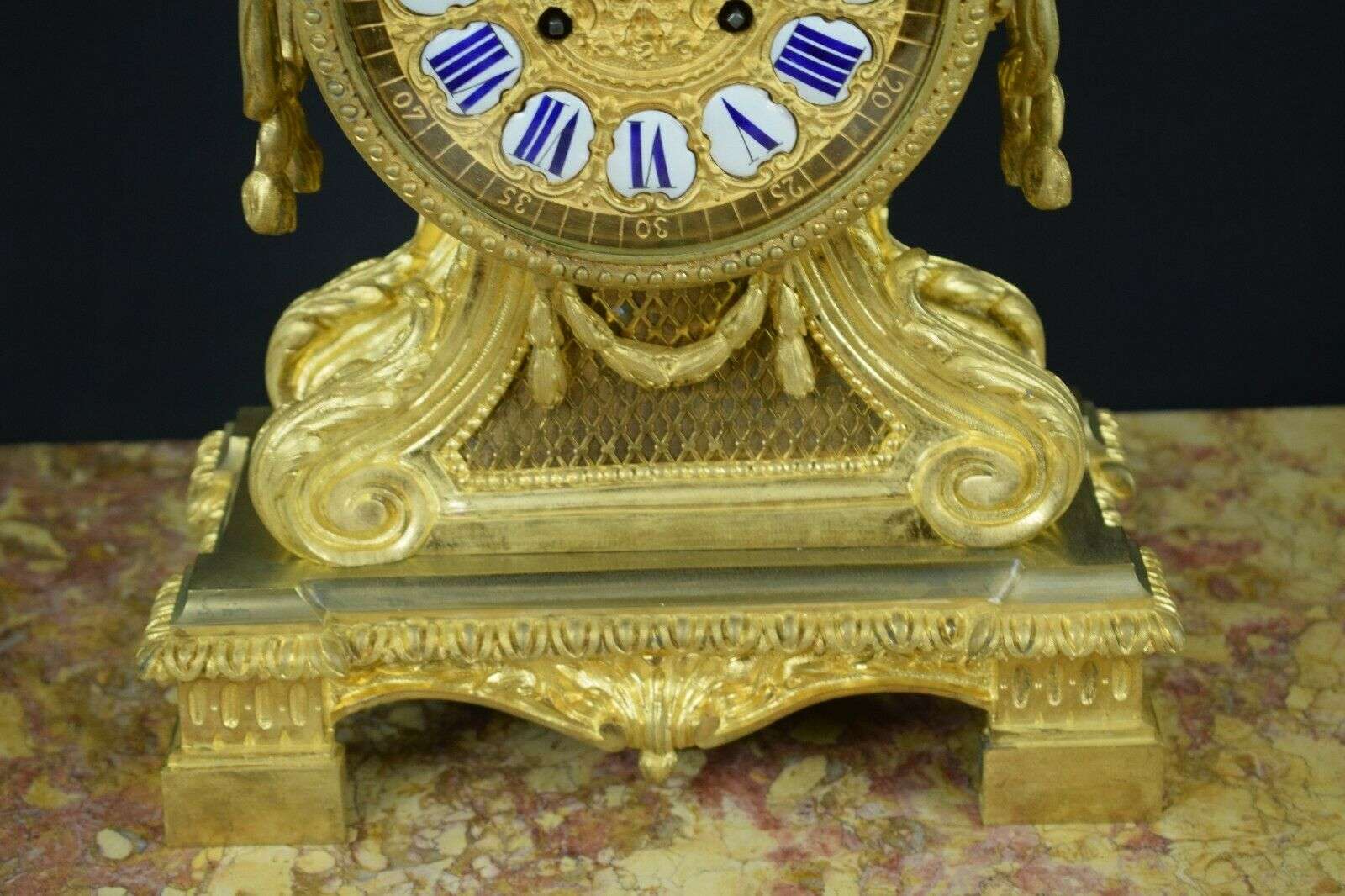 Pendule Kaminuhr Tischuhr Gründerzeit um 1870 aus vergoldeter Bronze – Detail