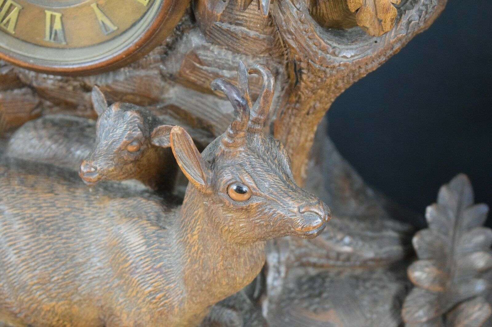 große Gründerzeit Pendule Jagduhr Tischuhr Schwarzwald um 1880 Gämse Glasaugen – Detail