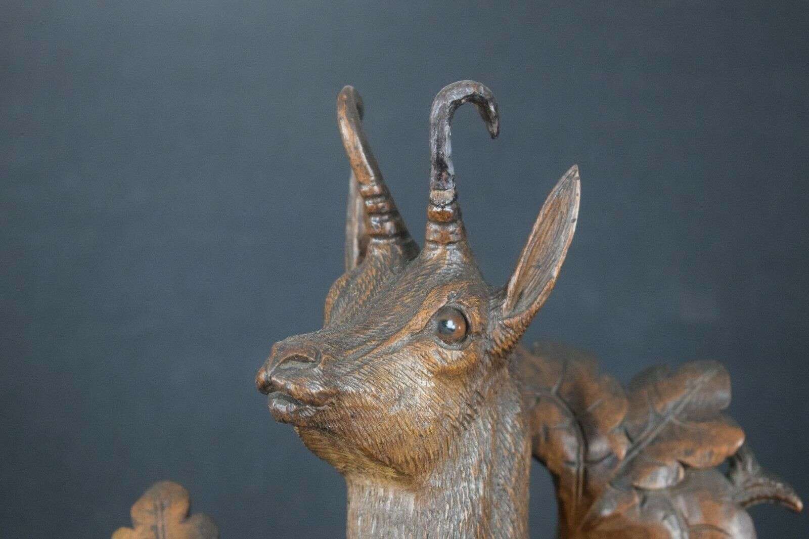 große Gründerzeit Pendule Jagduhr Tischuhr Schwarzwald um 1880 Gämse Glasaugen – Detail