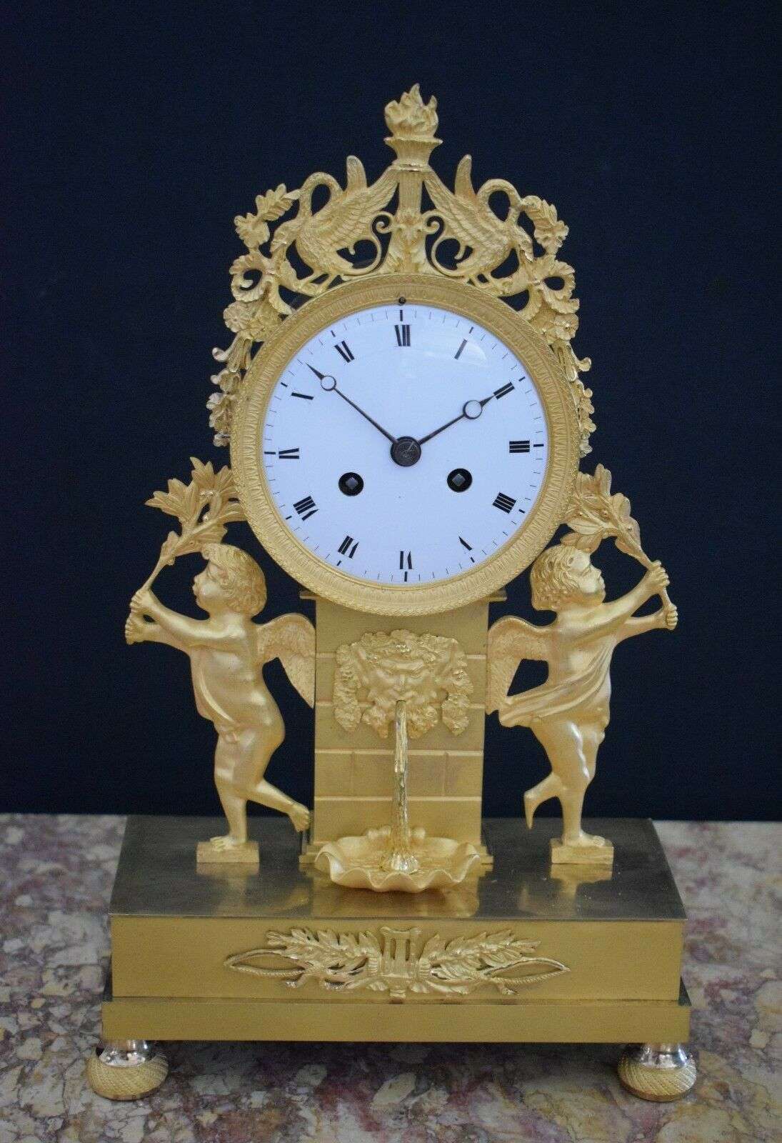 Empire Pendule Kaminuhr Tischuhr Putten 1810 feuervergoldete Bronze – Vorderansicht