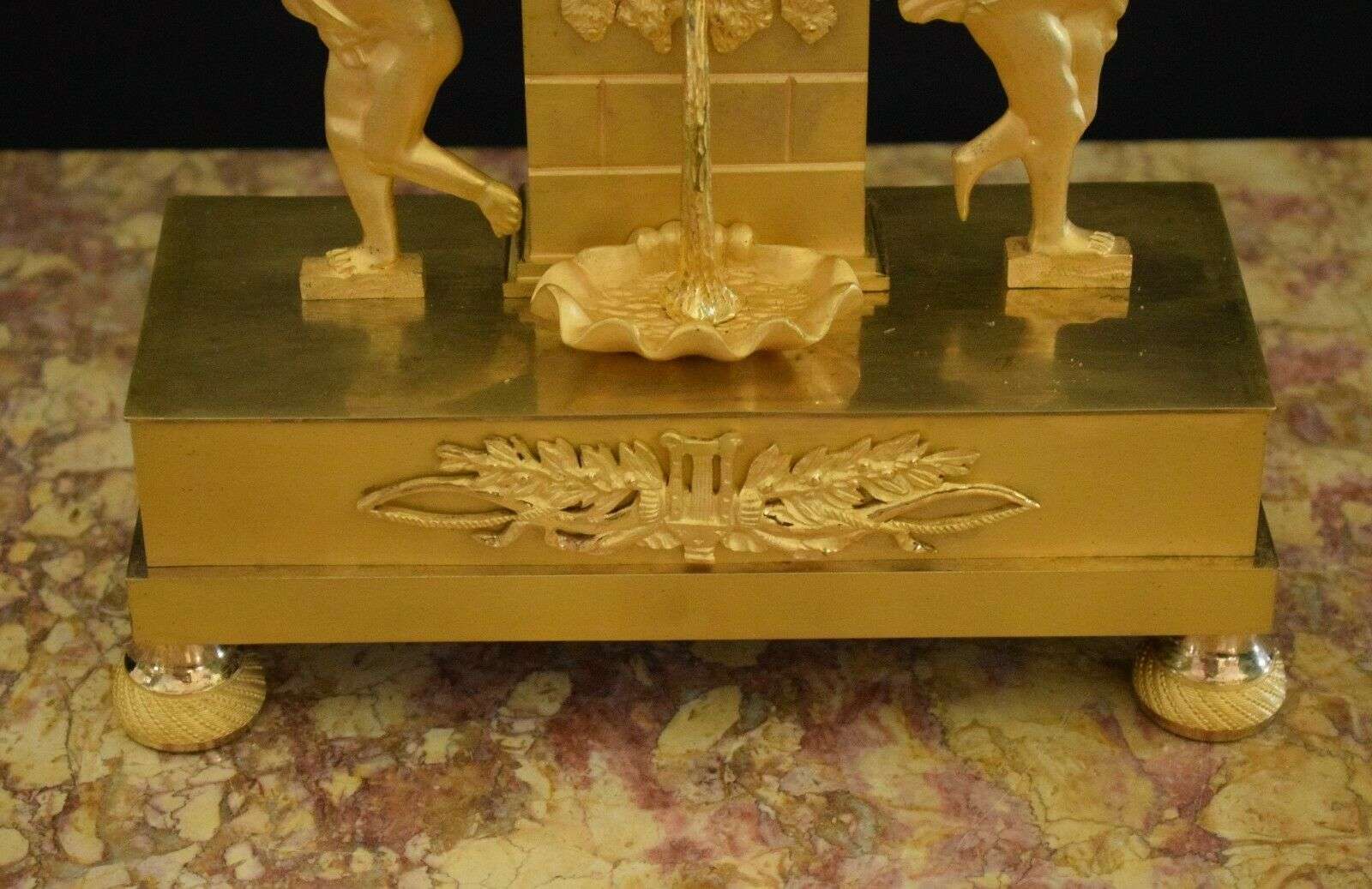 Empire Pendule Kaminuhr Tischuhr Putten 1810 feuervergoldete Bronze – Detail