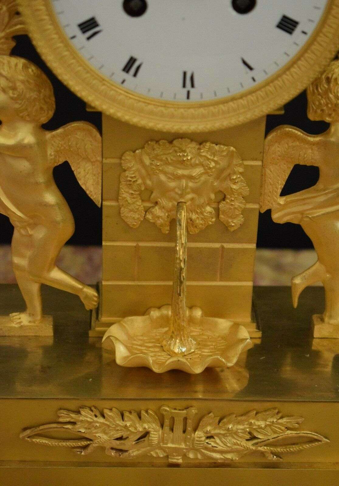Empire Pendule Kaminuhr Tischuhr Putten 1810 feuervergoldete Bronze – Detail
