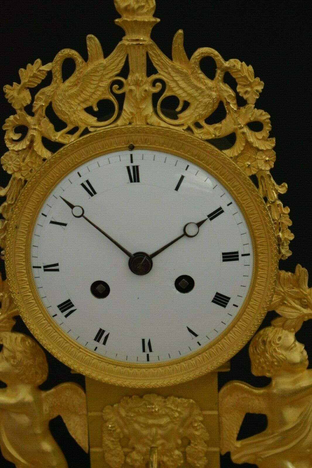 Empire Pendule Kaminuhr Tischuhr Putten 1810 feuervergoldete Bronze – Detail