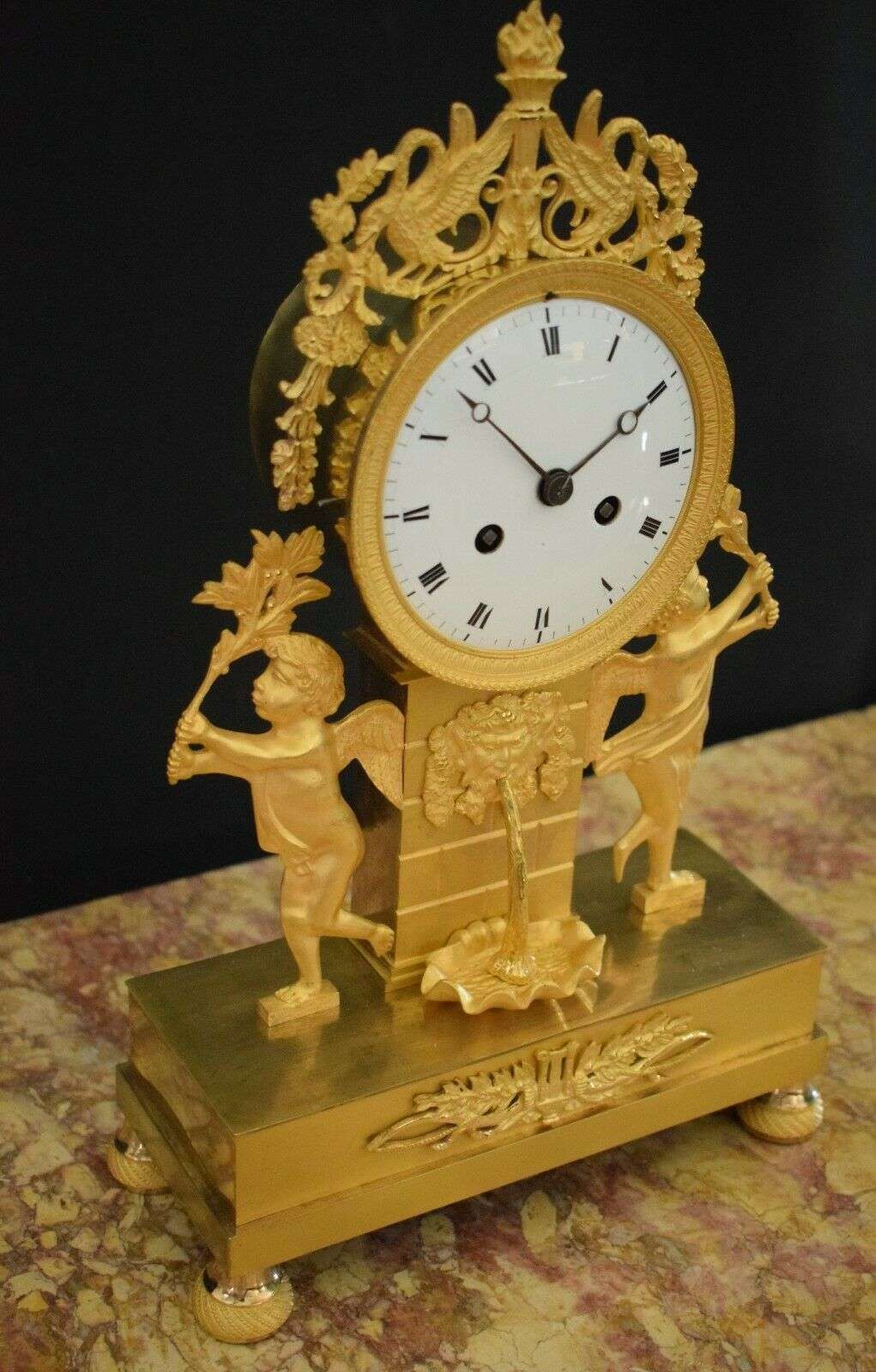 Empire Pendule Kaminuhr Tischuhr Putten 1810 feuervergoldete Bronze – Detail