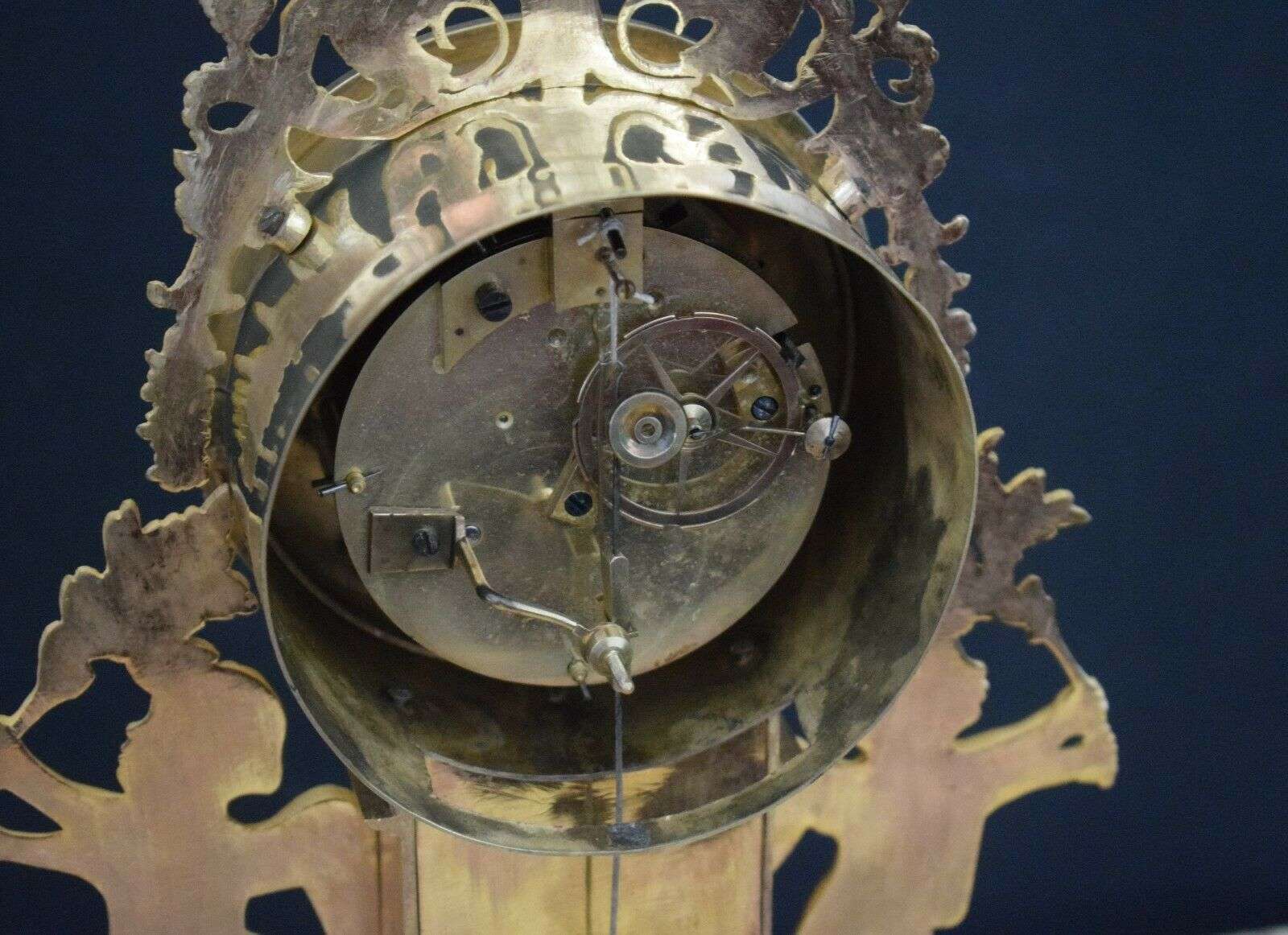 Empire Pendule Kaminuhr Tischuhr Putten 1810 feuervergoldete Bronze – Detail