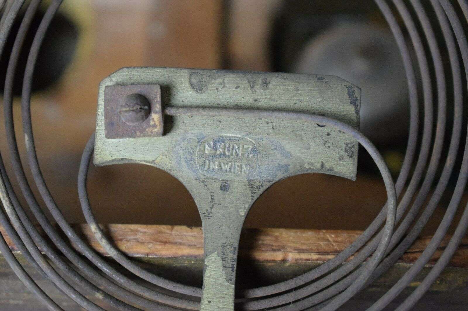 Wiener Rahmenuhr Bilderuhr 4/4 Stundenschlag und Wecker um 1830 F.Kunz in Wien – Detail