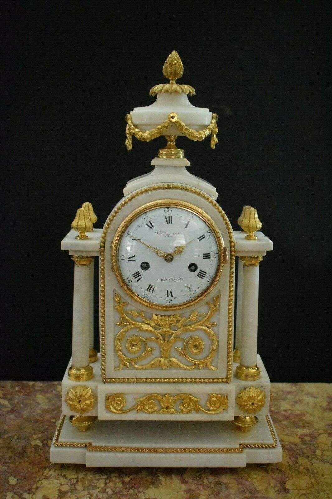 Louis XVI Pendule Kaminuhr Tischuhr Bronze und Marmor 1780 Vandersteen Brüssel – Vorderansicht