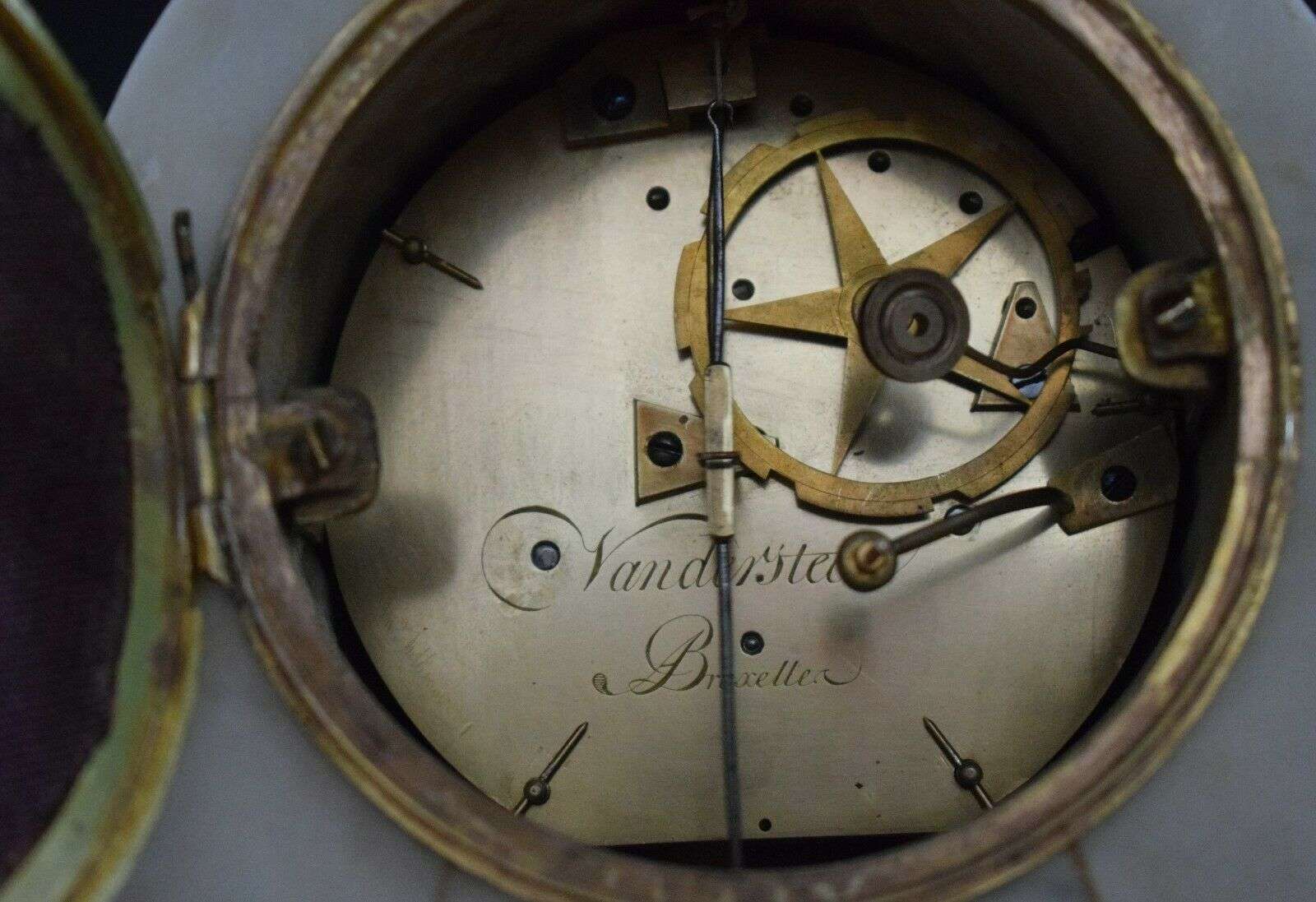 Louis XVI Pendule Kaminuhr Tischuhr Bronze und Marmor 1780 Vandersteen Brüssel – Detail