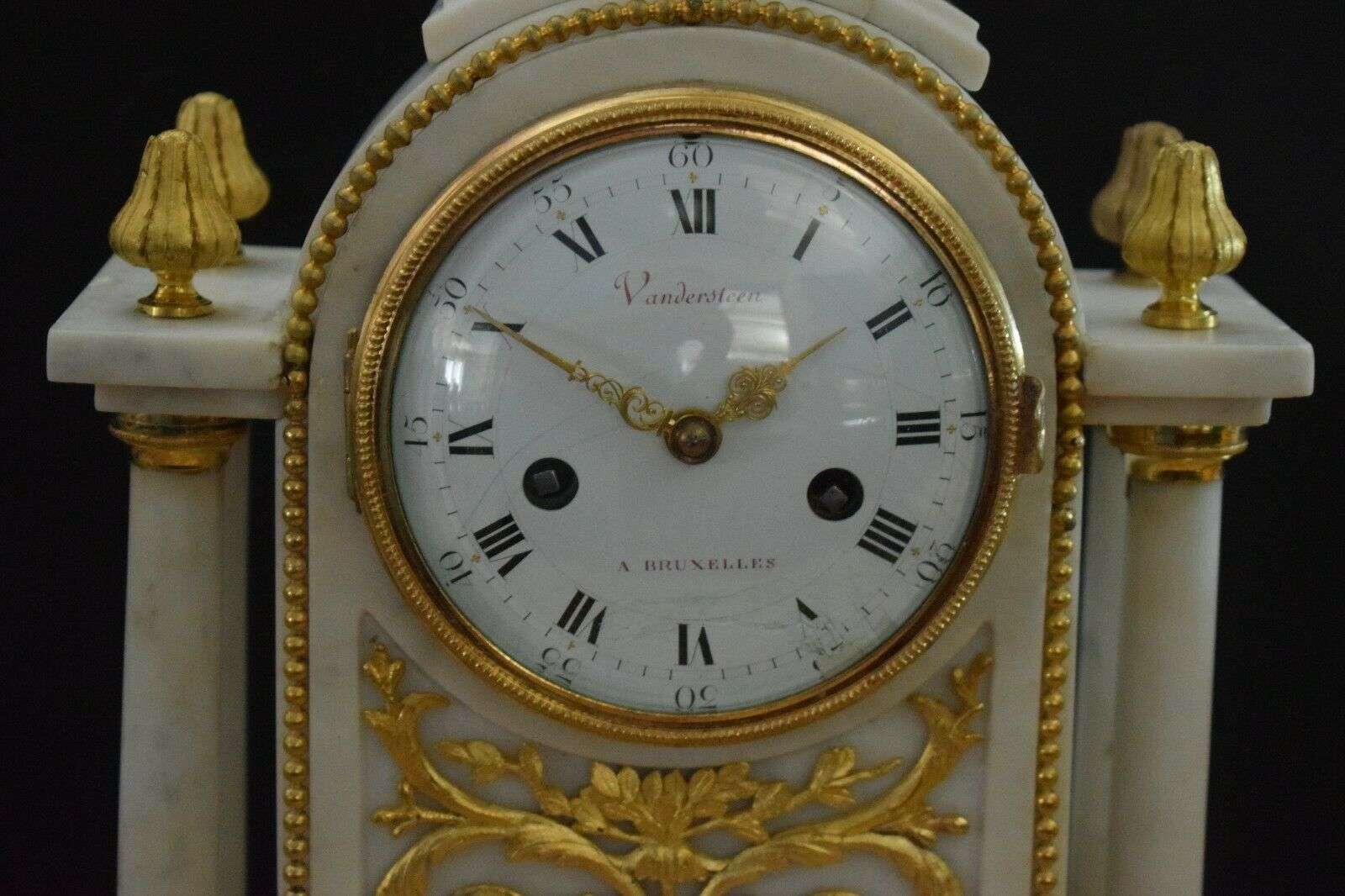Louis XVI Pendule Kaminuhr Tischuhr Bronze und Marmor 1780 Vandersteen Brüssel – Detail