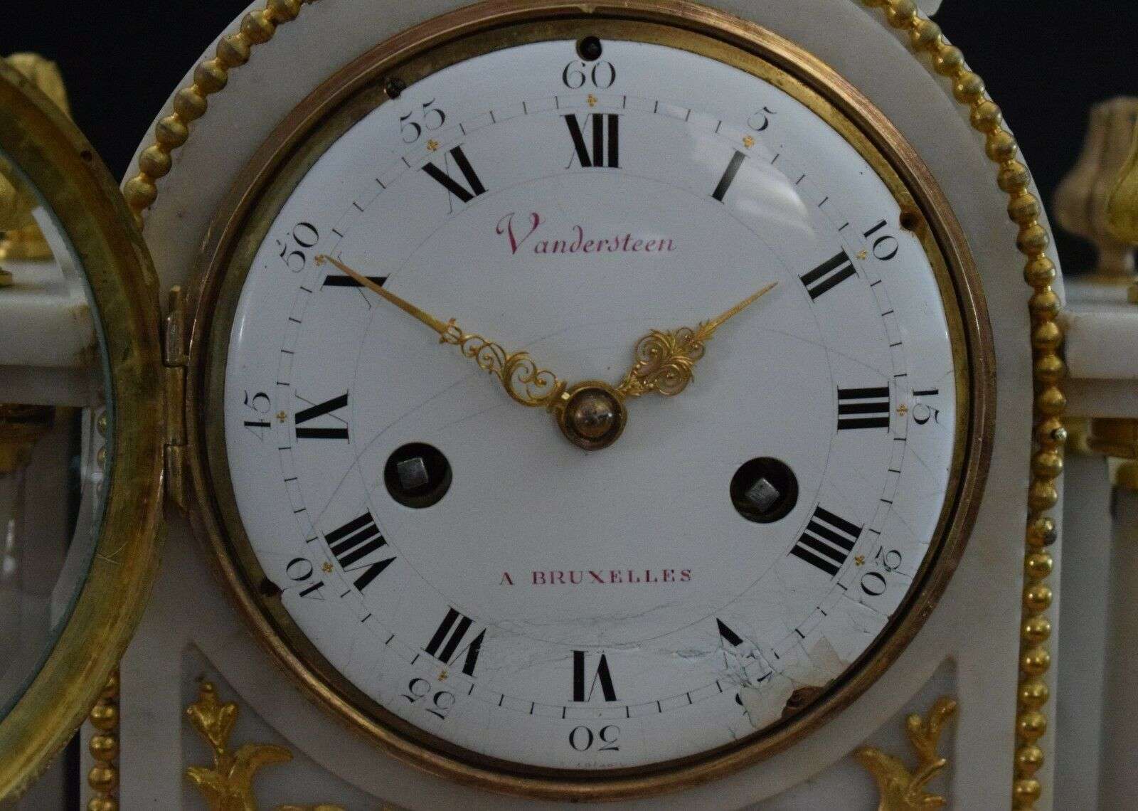 Louis XVI Pendule Kaminuhr Tischuhr Bronze und Marmor 1780 Vandersteen Brüssel – Detail