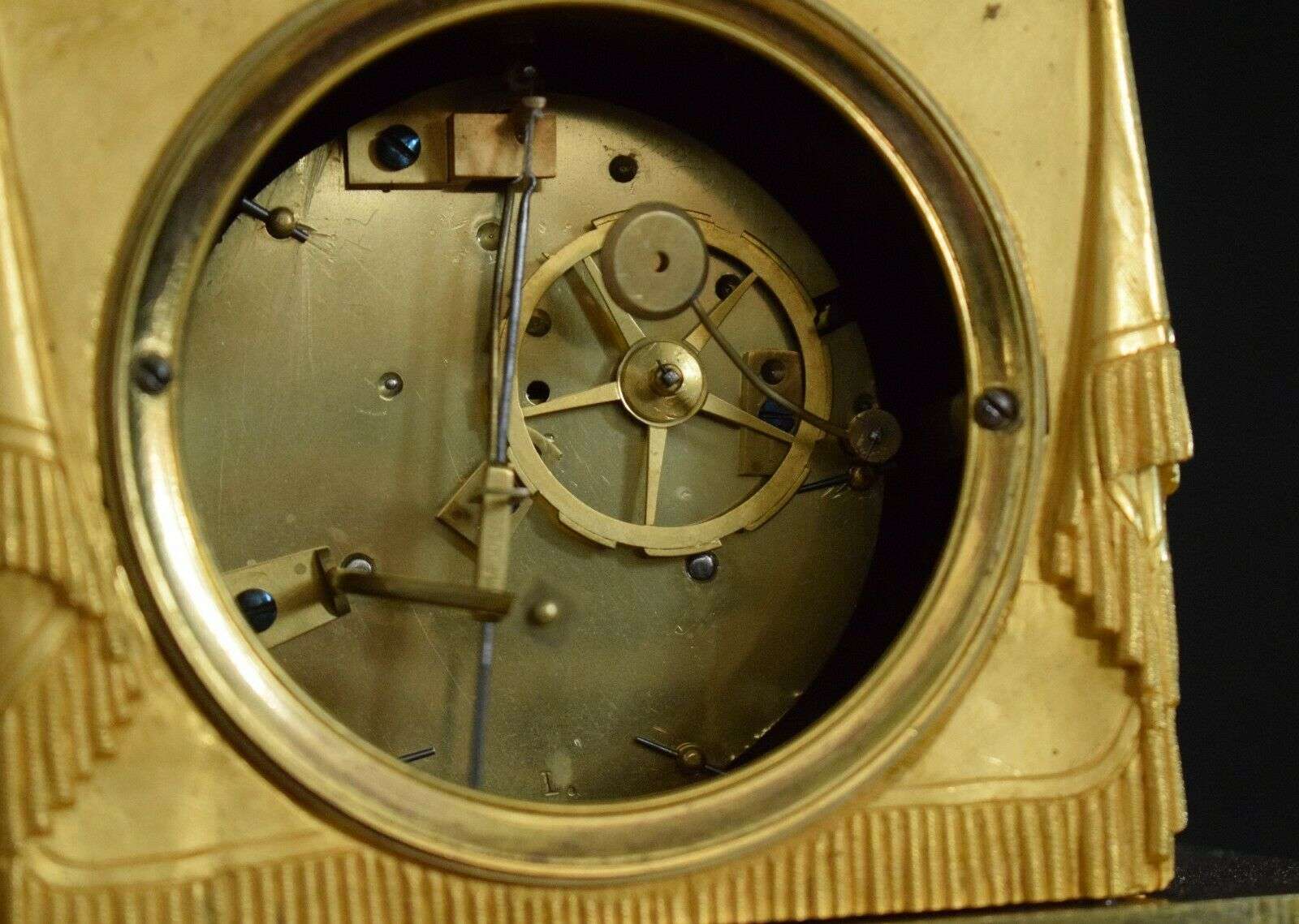 Empire Pendule Kaminuhr "Le Souvenir" 1800 feuervergoldete Bronze Lambert Paris – Detail