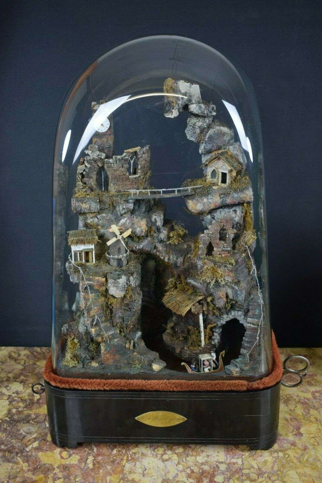 Automat mit Spieluhr unter Glasdom bez. H.W. Prau in Essen um 1900 – Vorderansicht