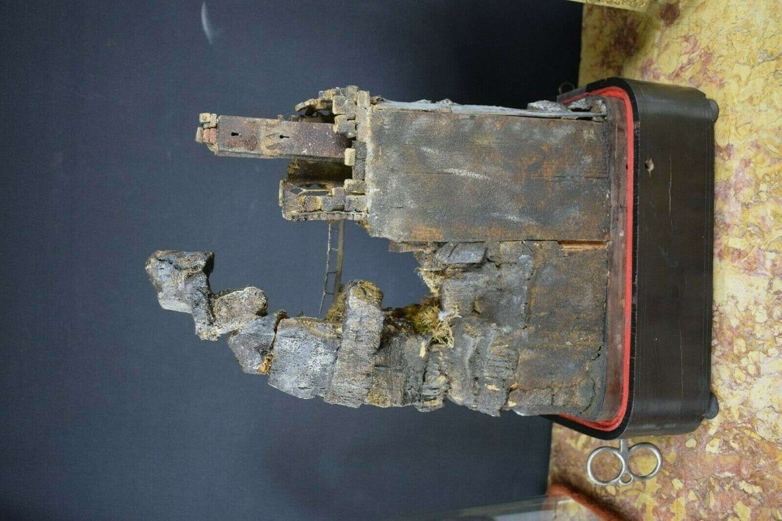 Automat mit Spieluhr unter Glasdom bez. H.W. Prau in Essen um 1900 – Detail
