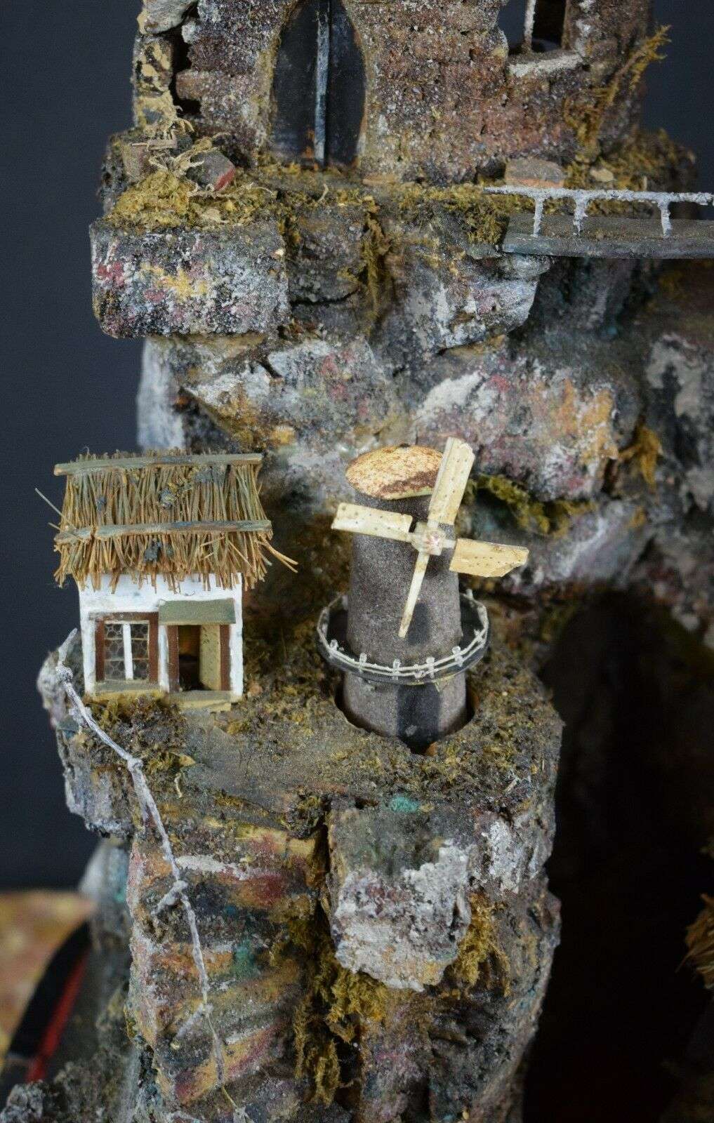 Automat mit Spieluhr unter Glasdom bez. H.W. Prau in Essen um 1900 – Detail