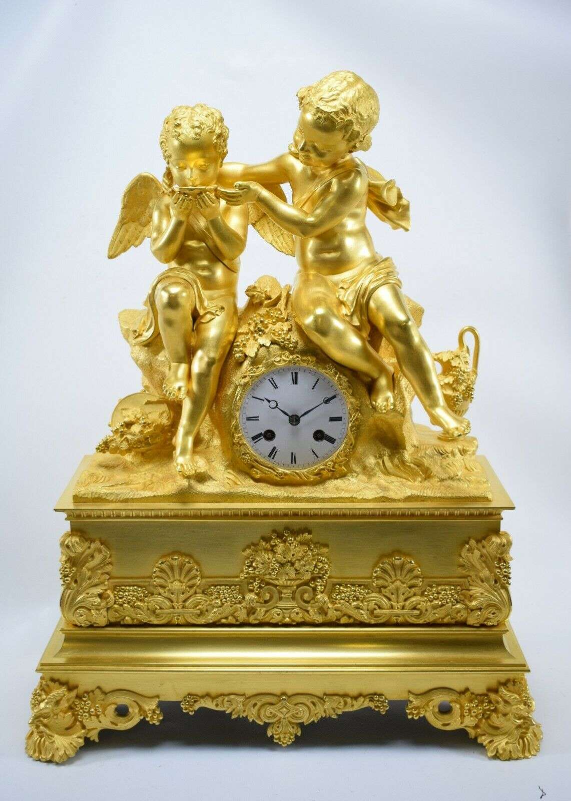 SELTENE IMPOSANTE FEUERVERGOLDETE BRONZE PENDULE Bacchant Deniere Paris um 1830 – Vorderansicht