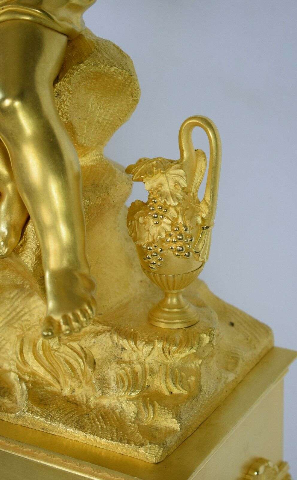 SELTENE IMPOSANTE FEUERVERGOLDETE BRONZE PENDULE Bacchant Deniere Paris um 1830 – Detail