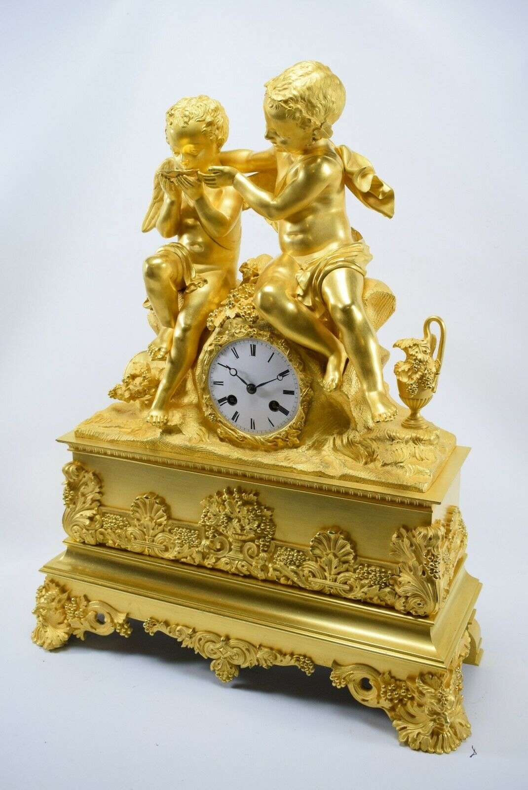 SELTENE IMPOSANTE FEUERVERGOLDETE BRONZE PENDULE Bacchant Deniere Paris um 1830 – Detail
