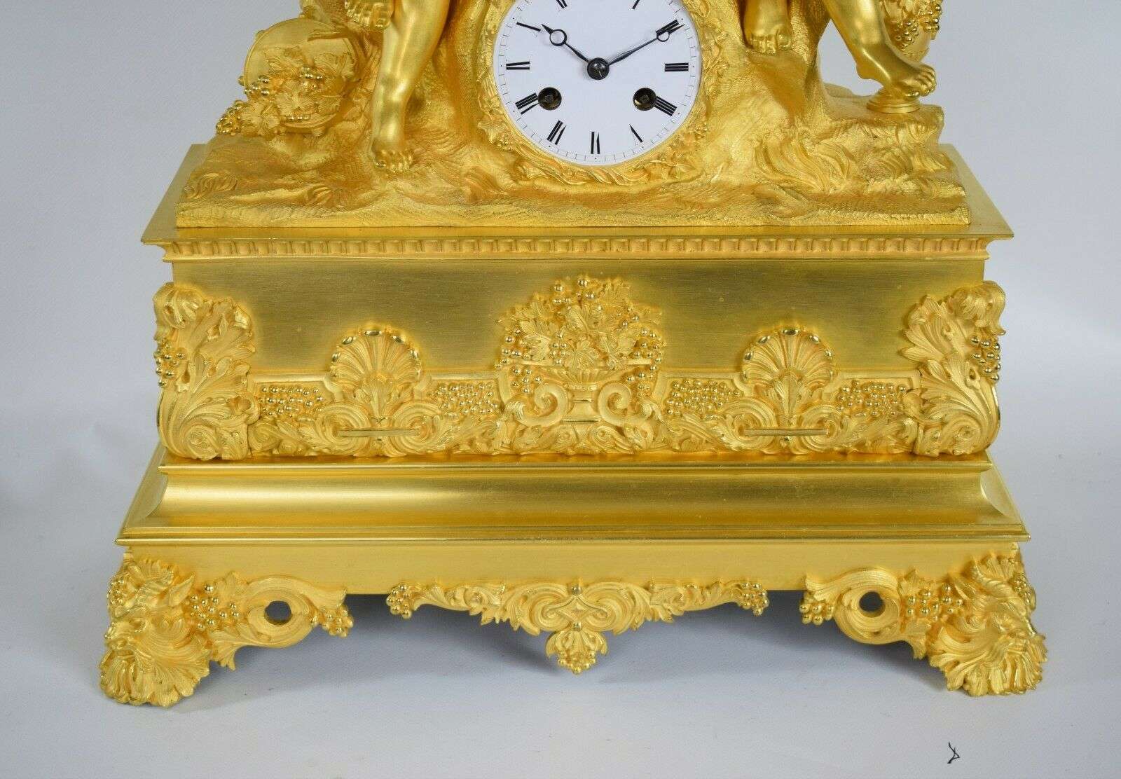 SELTENE IMPOSANTE FEUERVERGOLDETE BRONZE PENDULE Bacchant Deniere Paris um 1830 – Detail