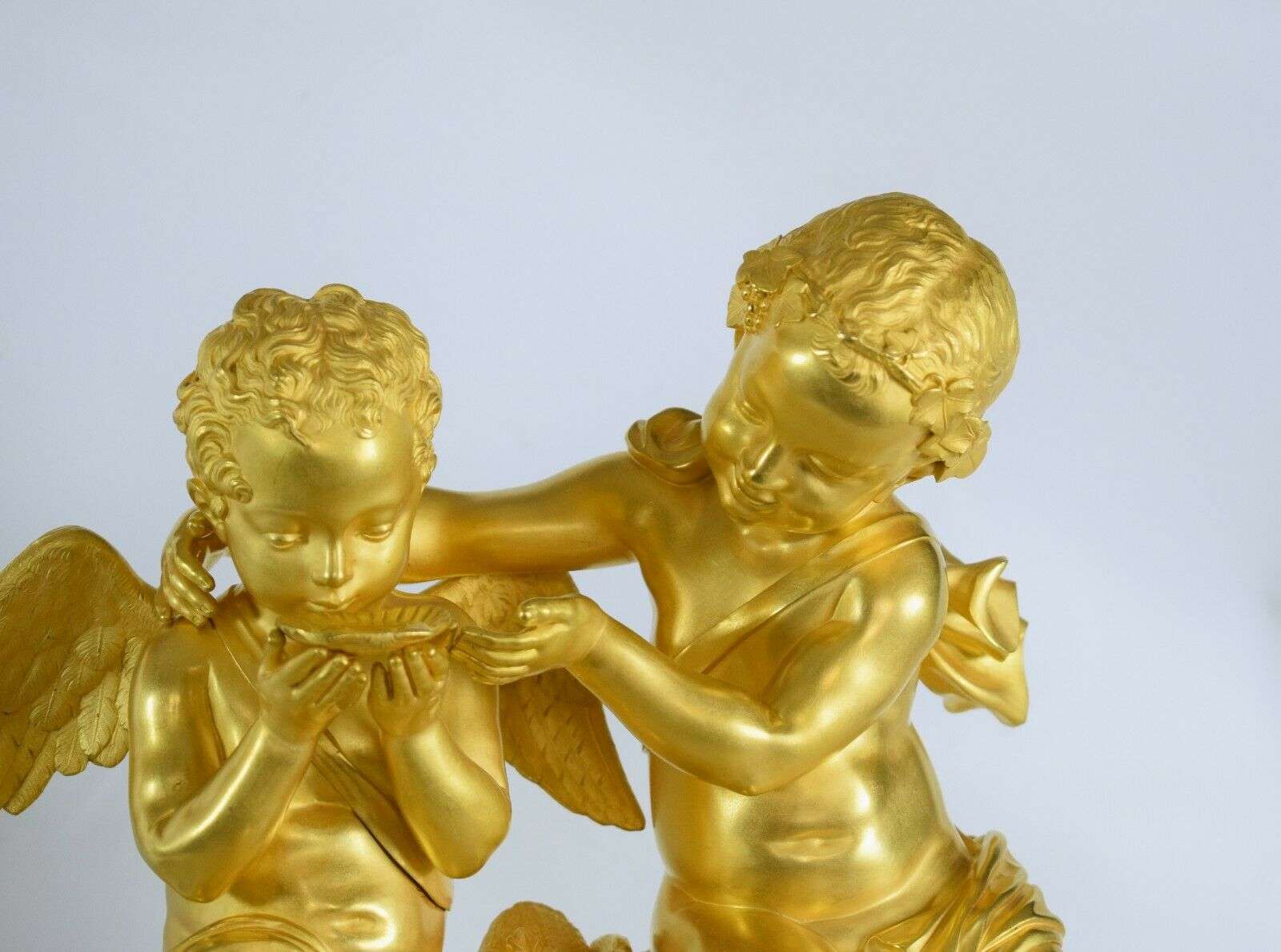 SELTENE IMPOSANTE FEUERVERGOLDETE BRONZE PENDULE Bacchant Deniere Paris um 1830 – Detail