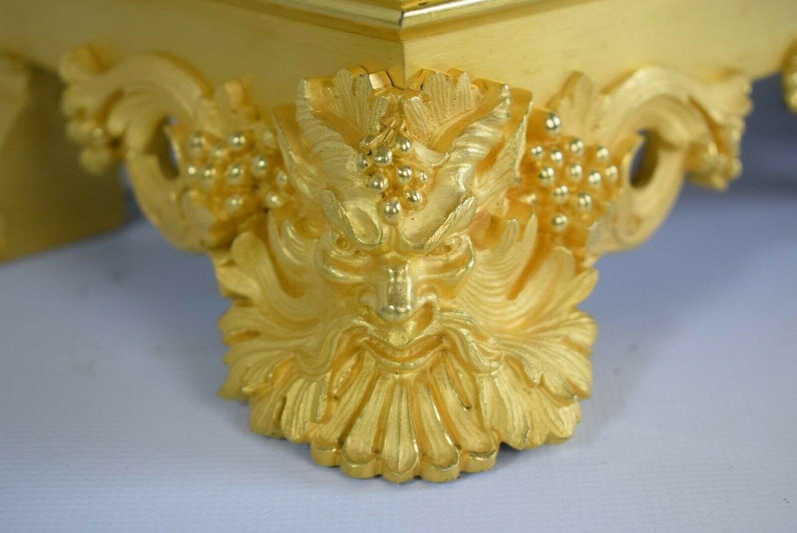 SELTENE IMPOSANTE FEUERVERGOLDETE BRONZE PENDULE Bacchant Deniere Paris um 1830 – Detail