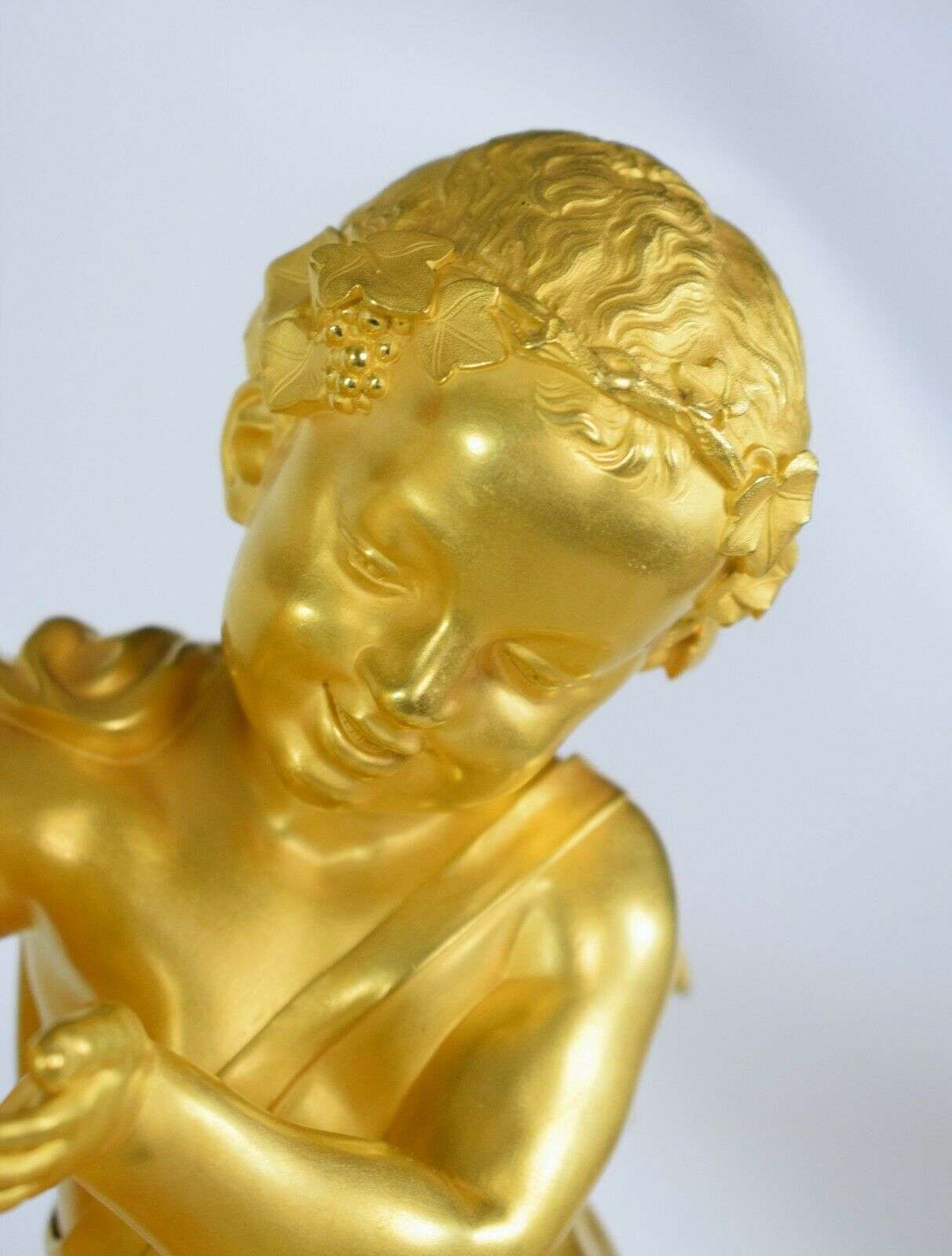 SELTENE IMPOSANTE FEUERVERGOLDETE BRONZE PENDULE Bacchant Deniere Paris um 1830 – Detail
