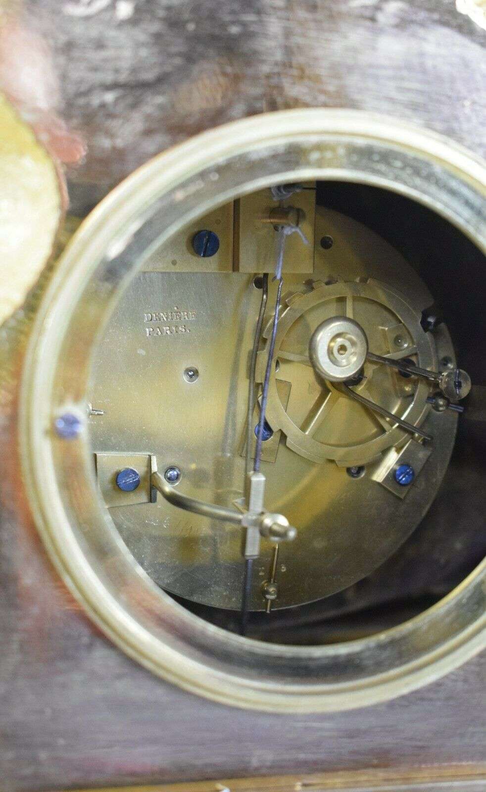 SELTENE IMPOSANTE FEUERVERGOLDETE BRONZE PENDULE Bacchant Deniere Paris um 1830 – Detail