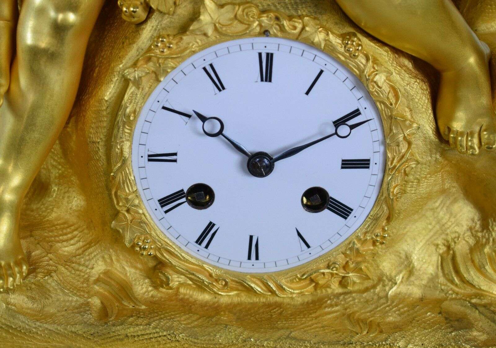 SELTENE IMPOSANTE FEUERVERGOLDETE BRONZE PENDULE Bacchant Deniere Paris um 1830 – Detail