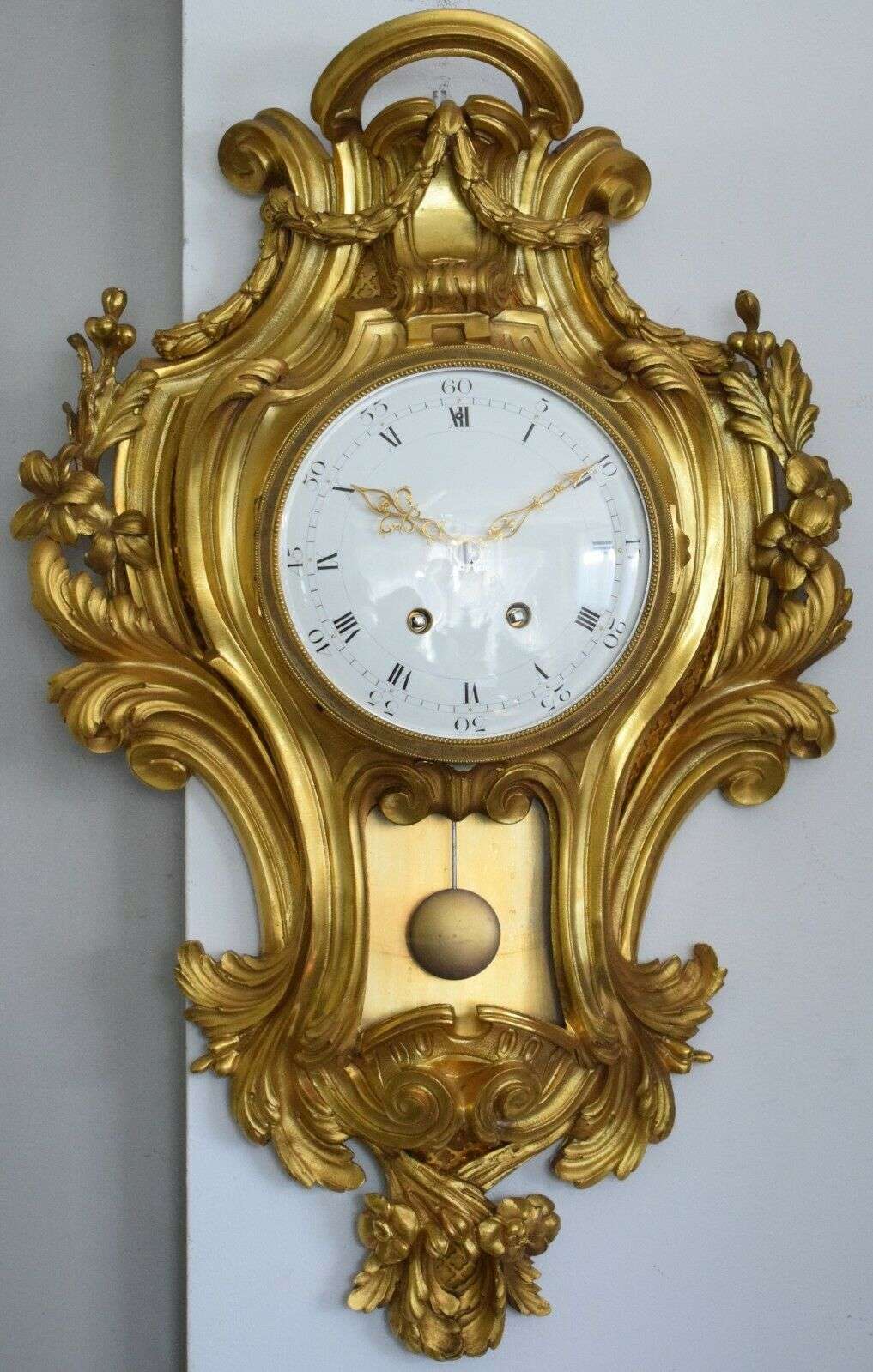 Hochwertige französische Bronze Carteluhr Wanduhr Pendule Louis XV Stil um 1890 – Vorderansicht