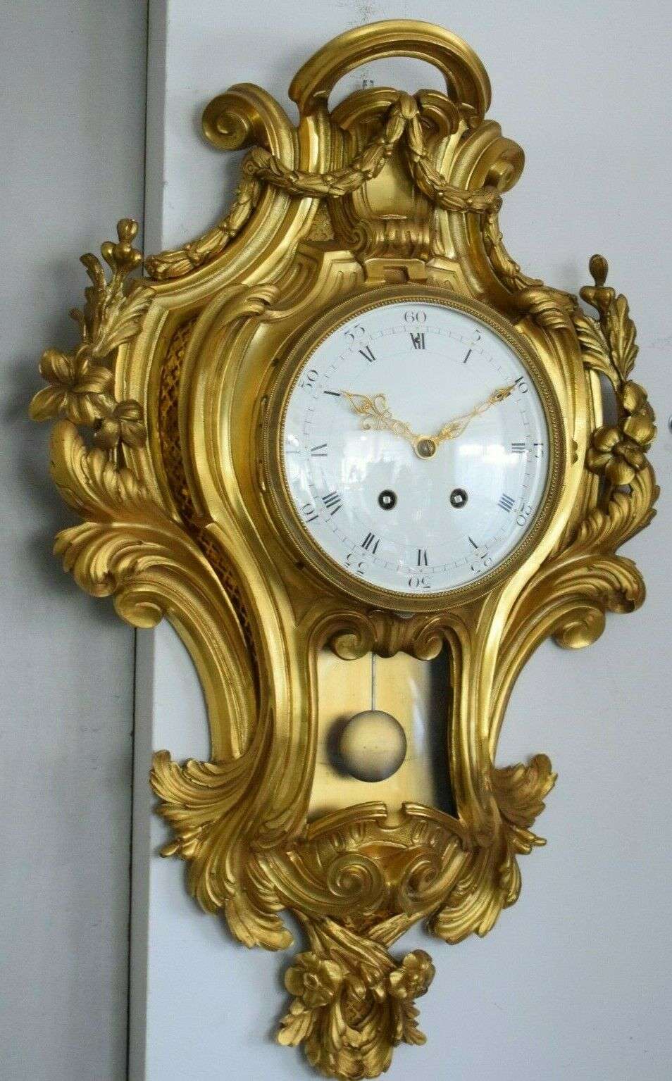 Hochwertige französische Bronze Carteluhr Wanduhr Pendule Louis XV Stil um 1890 – Detail