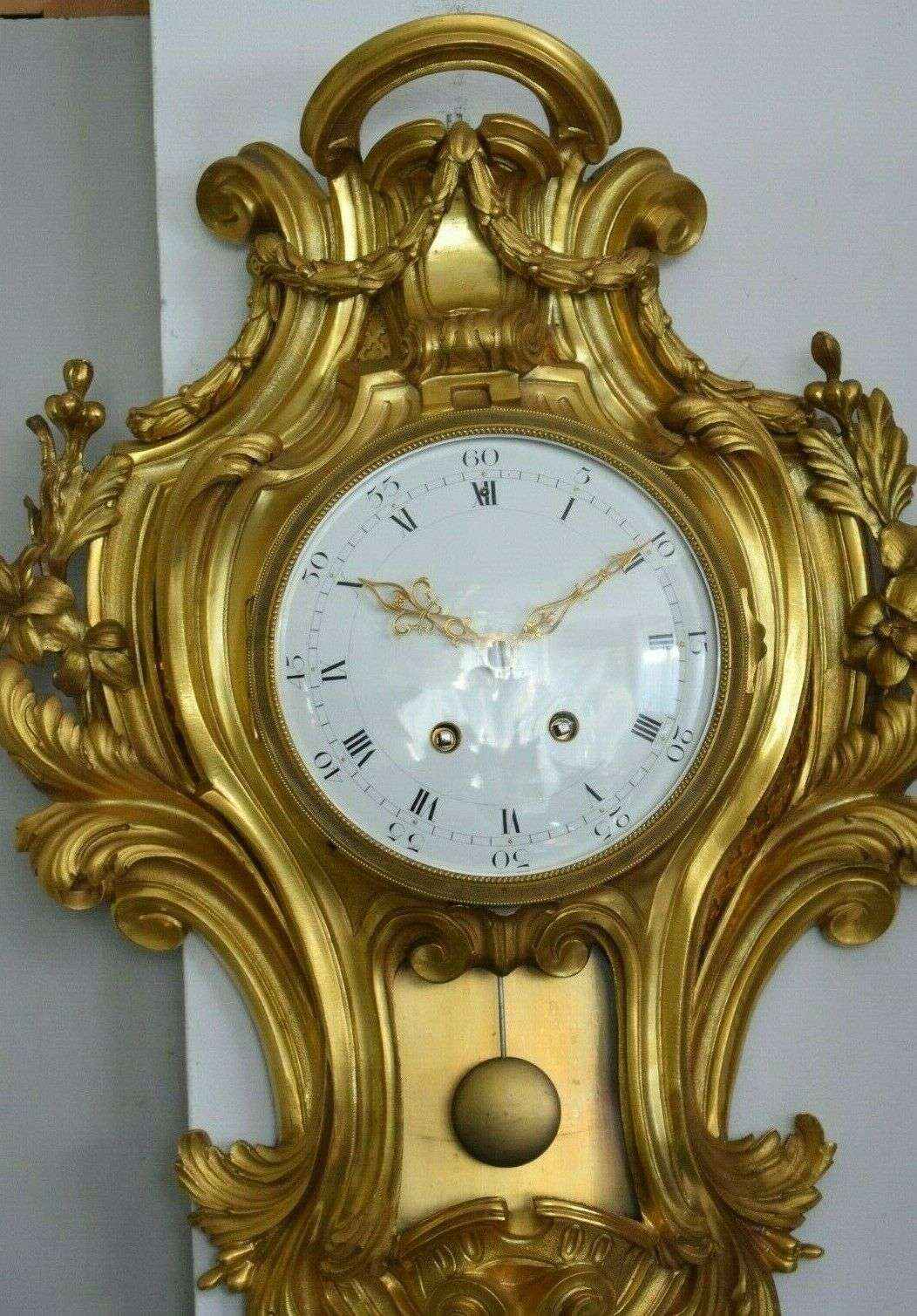 Hochwertige französische Bronze Carteluhr Wanduhr Pendule Louis XV Stil um 1890 – Detail
