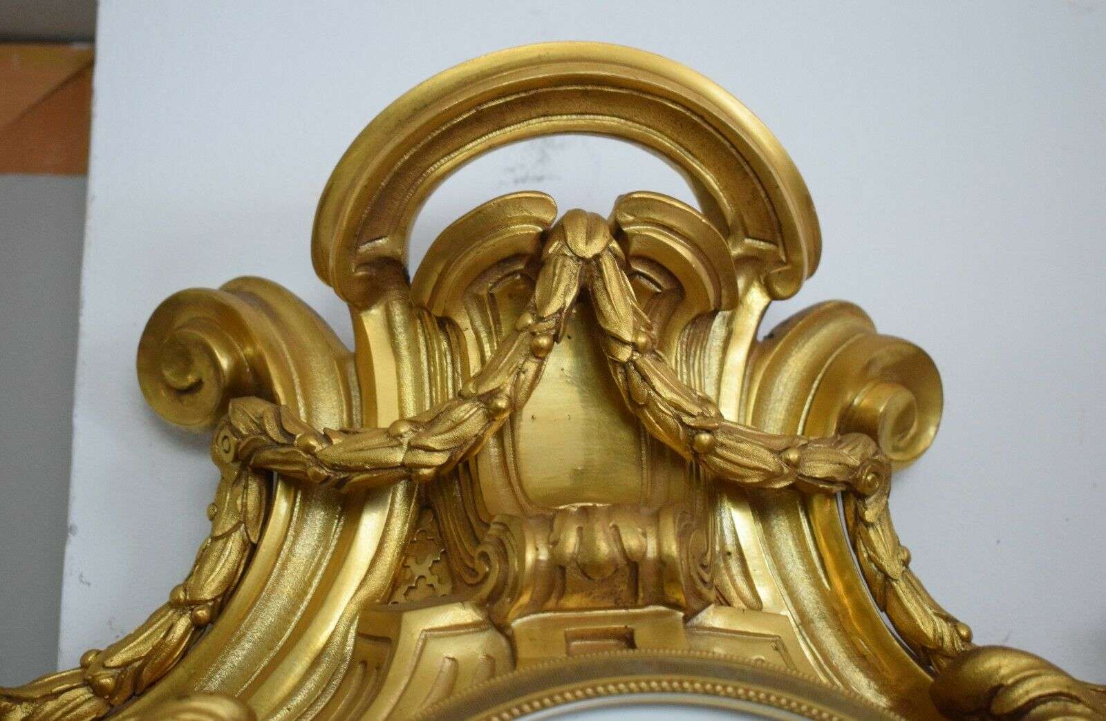 Hochwertige französische Bronze Carteluhr Wanduhr Pendule Louis XV Stil um 1890 – Detail