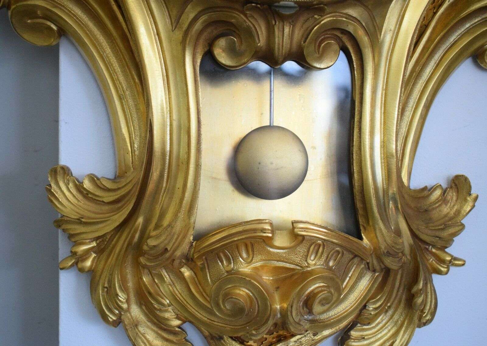 Hochwertige französische Bronze Carteluhr Wanduhr Pendule Louis XV Stil um 1890 – Detail