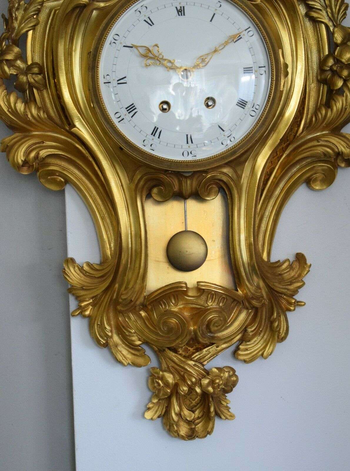 Hochwertige französische Bronze Carteluhr Wanduhr Pendule Louis XV Stil um 1890 – Detail