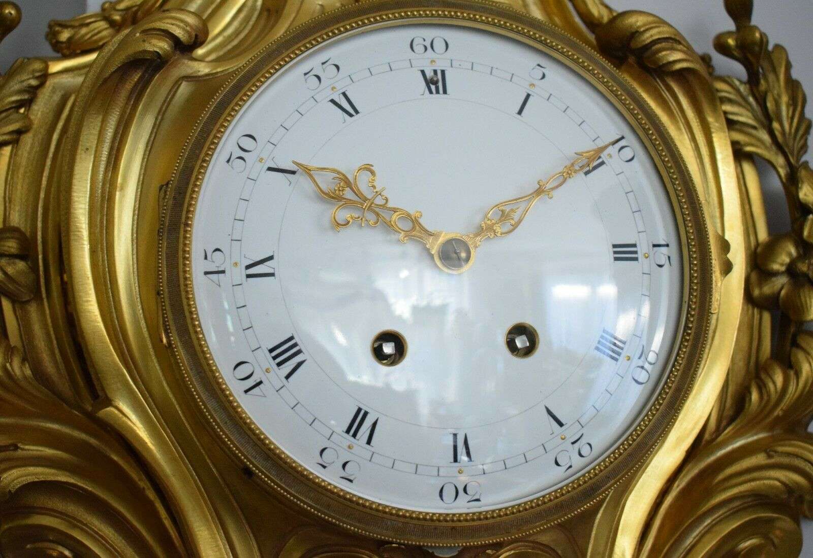 Hochwertige französische Bronze Carteluhr Wanduhr Pendule Louis XV Stil um 1890 – Detail