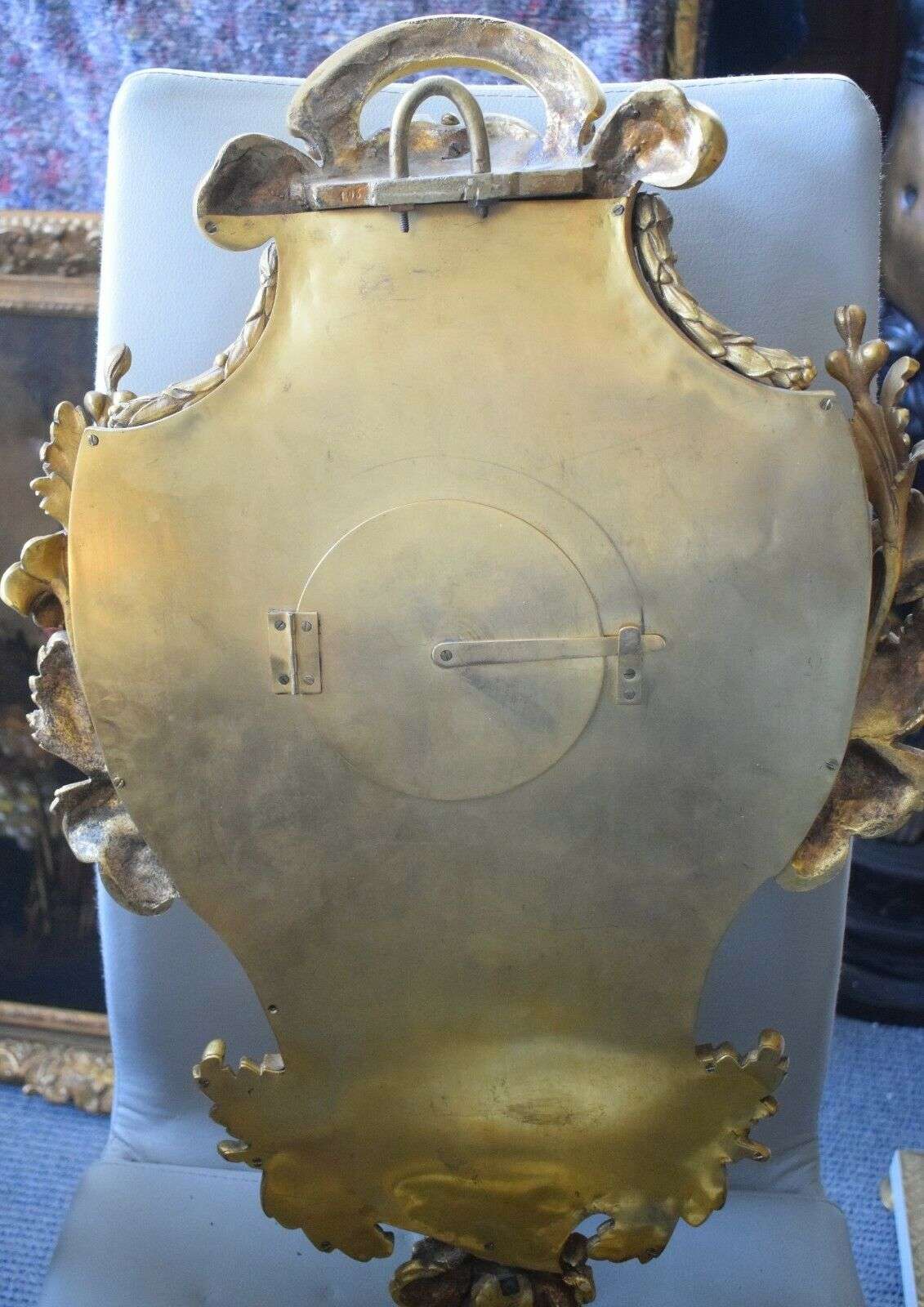 Hochwertige französische Bronze Carteluhr Wanduhr Pendule Louis XV Stil um 1890 – Detail