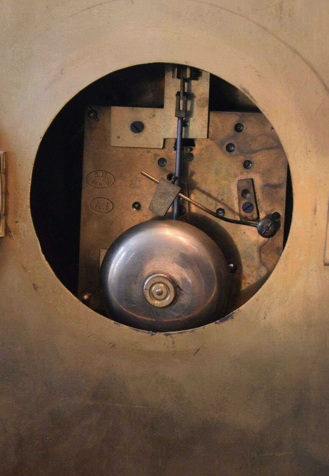 Hochwertige französische Bronze Carteluhr Wanduhr Pendule Louis XV Stil um 1890 – Detail
