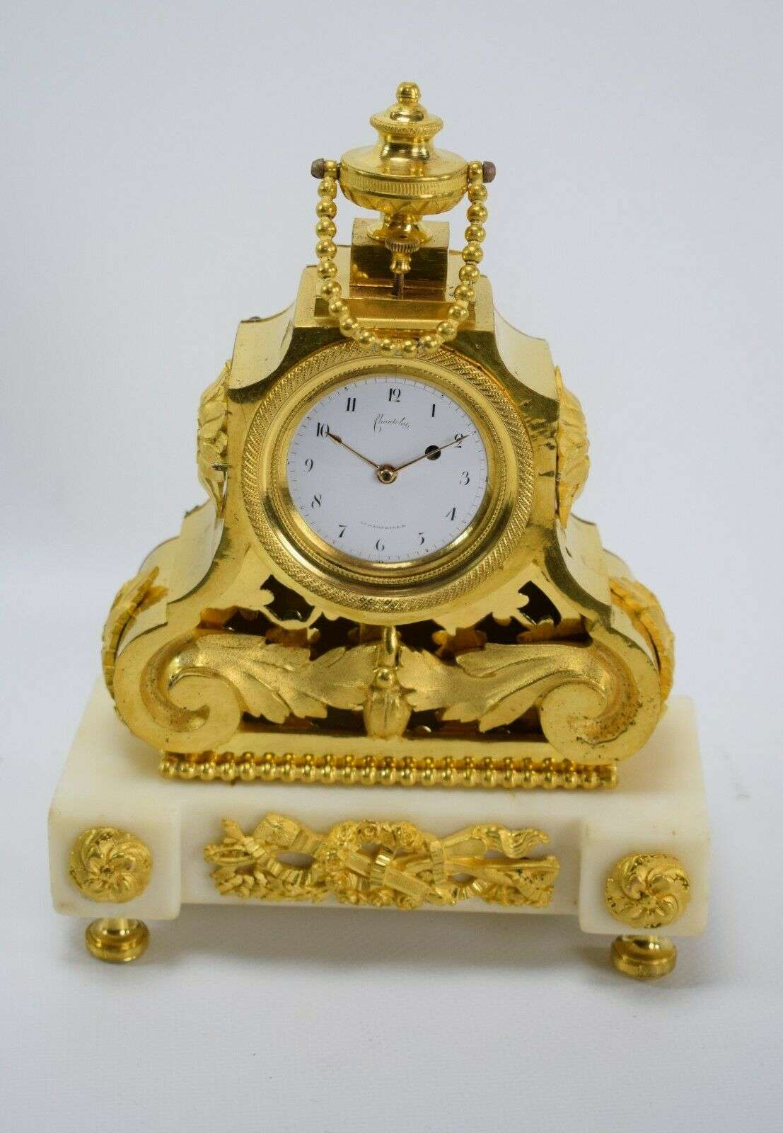 FEUERVERGOLDETE BRONZE MINIATUR PENDULE mit 3/4 Repetition um 1790 Louis XVI – Vorderansicht