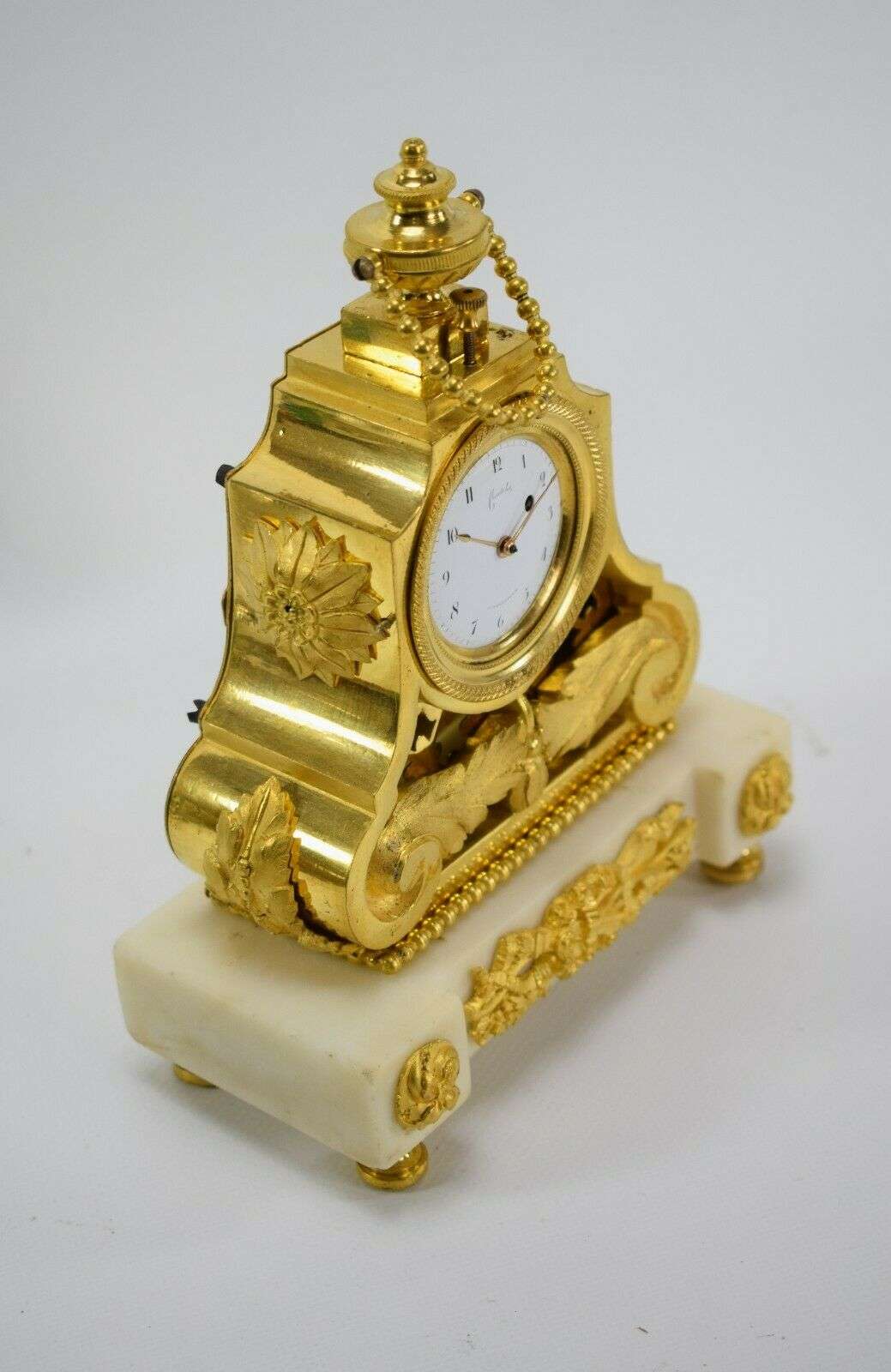 FEUERVERGOLDETE BRONZE MINIATUR PENDULE mit 3/4 Repetition um 1790 Louis XVI – Detail