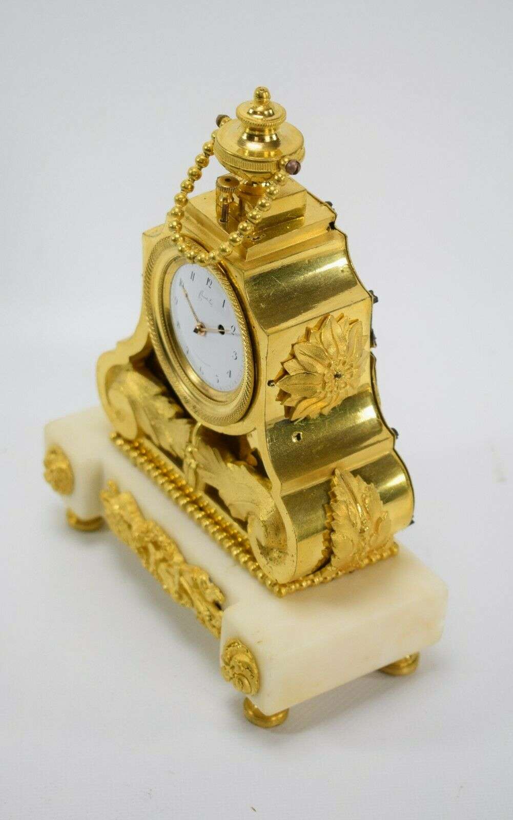 FEUERVERGOLDETE BRONZE MINIATUR PENDULE mit 3/4 Repetition um 1790 Louis XVI – Detail