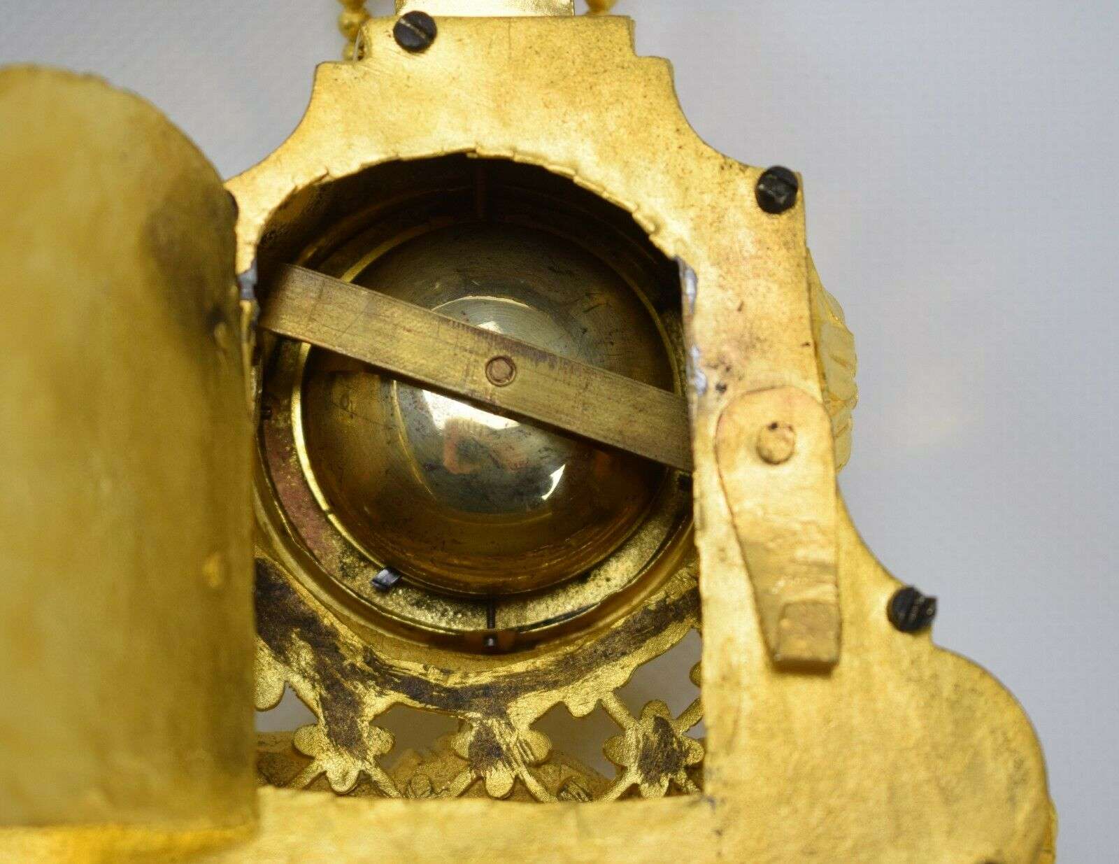 FEUERVERGOLDETE BRONZE MINIATUR PENDULE mit 3/4 Repetition um 1790 Louis XVI – Detail